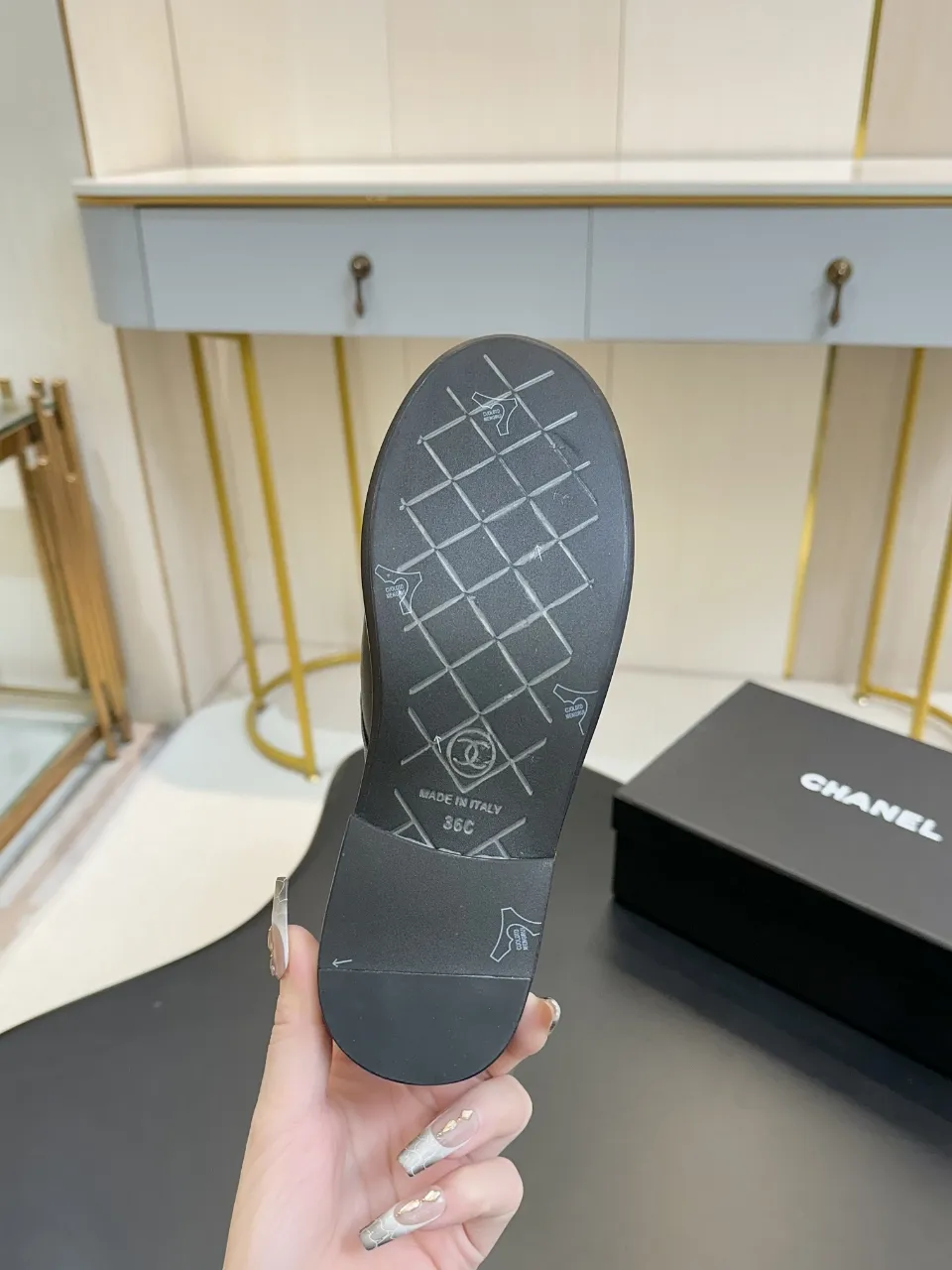 👟👟Ex-factory price 480👟👟 Xiaoxiang official website synchronizes the high version of CHANEL 2025 Chanel top buckle open-heeled shoes. The must-have hot style for early spring, the goddess series, has the elegant and ladylike temperament of Xiangjia, super attractive, irresistible, and heart-warming... ▪️The upper is imported sheepskin ▪️The lining is imported sheep lining (the same as the original version) ▪️Original model open version, genuine leather outsole🇮🇹 ▪️Standard size 35- 41 42 Customized, non-returnable